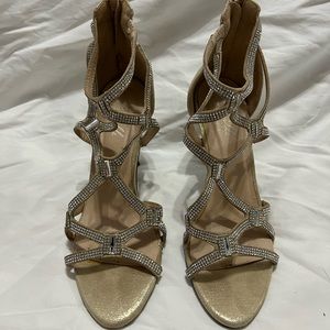 Elegant rhinestone heals in great condition only worn once for a few hours.